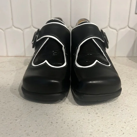 NWOB John Fluevog Tori heart black Choice Buckle Shoe - Picture 3 of 6